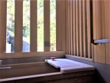 バリアフリー客室　半露天風呂　（浴槽端にバスボード、シャワーチェア装備）