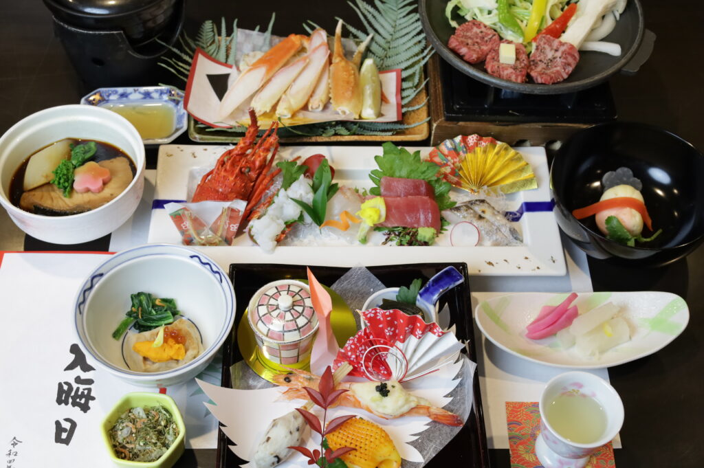 【年末年始12/31-1/2限定!】ご夕食は彩り豊かなお正月特別会席に舌鼓♪　ご朝食はお雑煮やお節も！